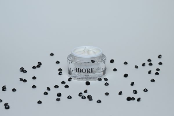 idore.skincare diamant peeling closeup frontal
