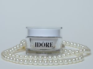 idore.skincare perlen glow creme front mit deckel auf kette