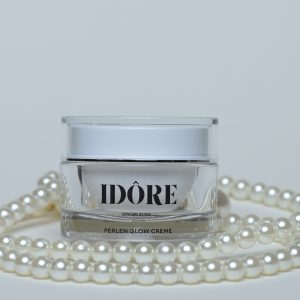 idore.skincare perlen glow creme front mit deckel auf kette
